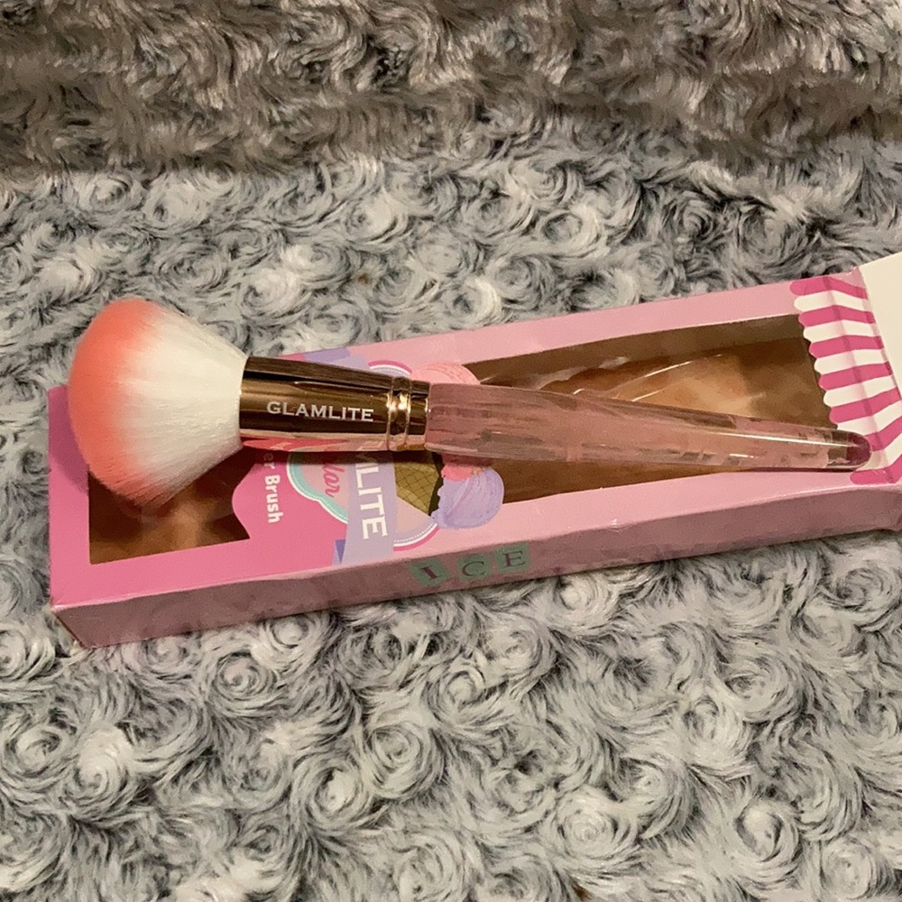Glamlite Parlor Powder Brush